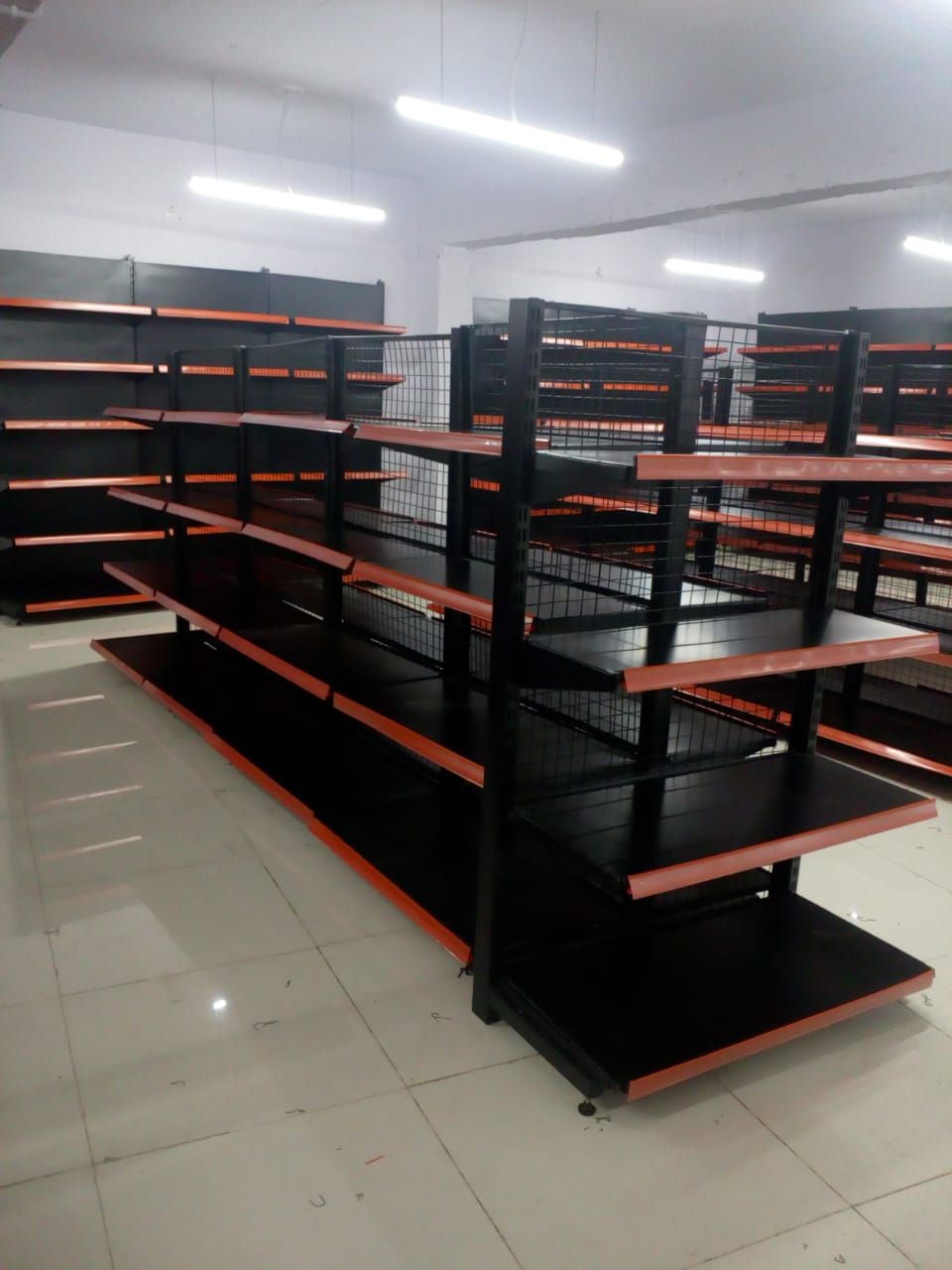 End rack with wire mesh